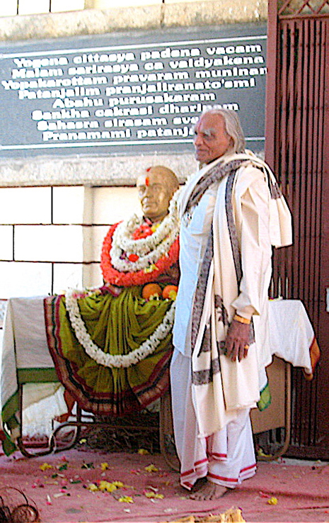 Bellur_Guruji_Ramamani_bust_465x738