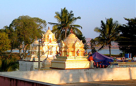 Bellur_temple_rooftops_daytime_465x297